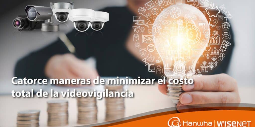 Esta es una fotografía de una persona haciendo cuentas mientras sostiene un bombillo, relacionada con 14 maneras de minimizar el coste total de la videovigilancia
