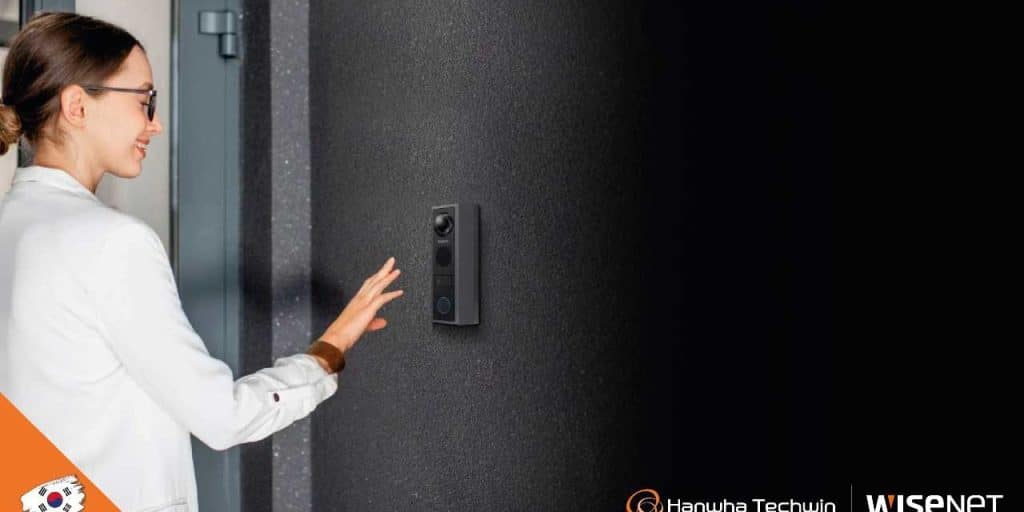 Esta es una fotografía de una persona usando un intercomunicador, Intercom
