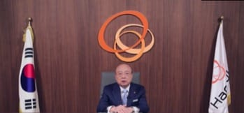 Esta es una fotografía del presidente de Hanwha, presentando la Conmemoración 69 aniversario.