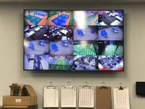 Esta es una fotografía del centro de control de vigilancia, relacionada con la entrada "Round1 Entertainment (E.U.A.) Protege sus nuevas Instalaciones"