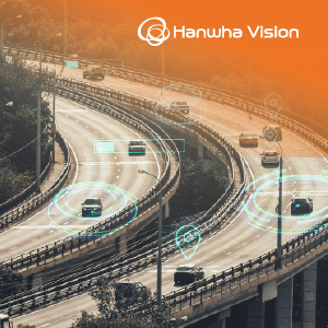 Vista de videovigilancia de Hanwha Vision Latam capturando tráfico en autopista para seguridad vial avanzada.