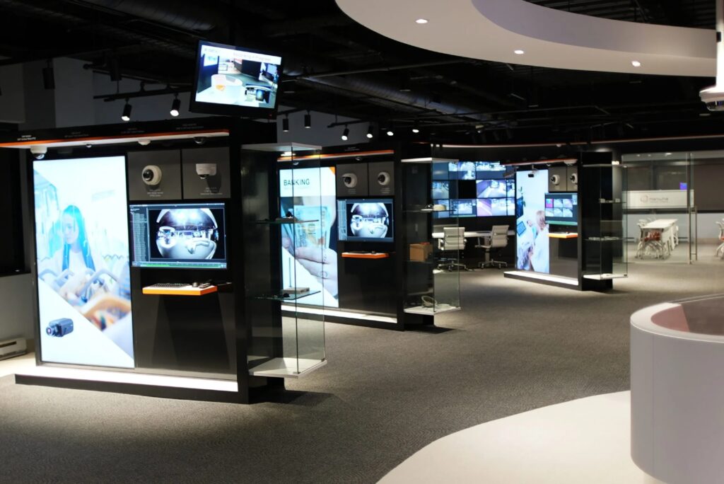 Exhibición de Hanwha Vision Latam destacando tecnología de seguridad y videovigilancia avanzada, de acuerdo con la visión de Choong-Hoon Ha.