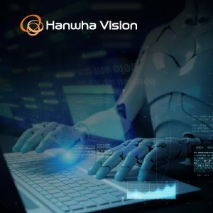 Inteligencia artificial simplifica la seguridad: mano robótica y laptop con logo de Hanwha Vision Latam.