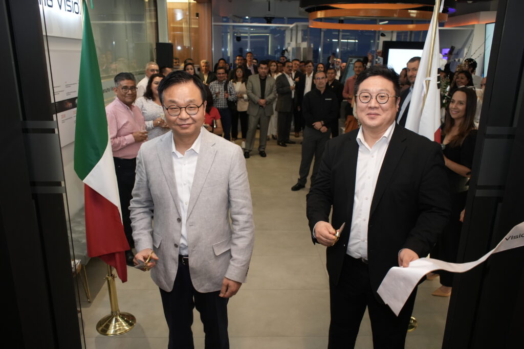 Vista del evento de apertura del nuevo centro de innovación y tecnología Hanwha México, con asistentes y directivos de Hanwha Vision Latam.